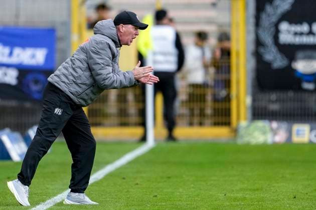 Timo Schultz (Trainer, Cheftrainer, VfL Osnabrück), gibt Anweisungen, gestikuliert, mit den Armen gestikulieren, Freisteller, Ganzkörper, Einzelbild, Einzelfoto, Aktion, Action, am Spielfeldrand, an der Seitenauslinie, 04.10.2025, Mannheim (Deutschland), Fussball, 3. Liga, SV Waldhof Mannheim - VfL Osnabrück, DFB DFL REGULATIONS PROHIBIT ANY USE OF PHOTOGRAPHS AS IMAGE SEQUENCES AND OR QUASI-VIDEO.