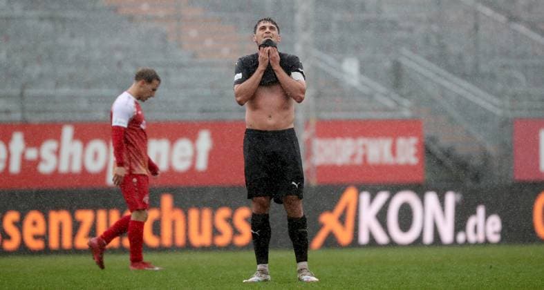 04.10.2025, xfsx, Herren, Fussball, Saison 2025 2026, Regionalliga Bayern, 12. Spieltag: FC Wuerzburger Kickers - FC Memmingen 1907 v.li.: Maximillian Fesser (FC Wuerzburger Kickers), Jakob Graeser (FC Memmingen) enttaeuscht schauend, Enttaeuschung, disappointed Wuerzburg AKON ARENA Bayern Deutschland