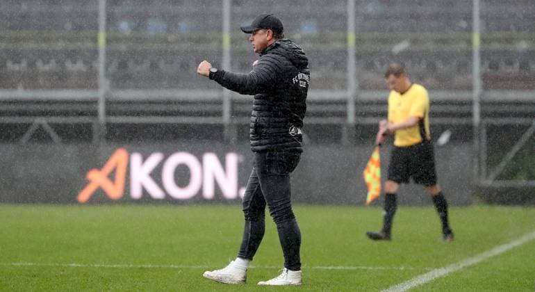 04.10.2025, xfsx, Herren, Fussball, Saison 2025 2026, Regionalliga Bayern, 12. Spieltag: FC Wuerzburger Kickers - FC Memmingen 1907 v.li.: Trainer Marc Reitmaier (FC Wuerzburger Kickers) jubelt nach Spielende, Freisteller, Einzelbild, Aktion Wuerzburg AKON ARENA Bayern Deutschland