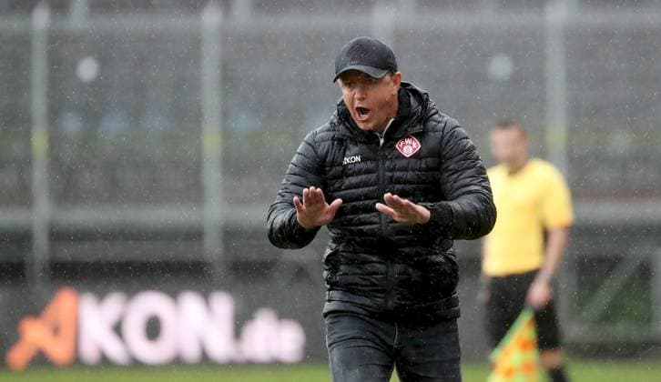04.10.2025, xfsx, Herren, Fussball, Saison 2025 2026, Regionalliga Bayern, 12. Spieltag: FC Wuerzburger Kickers - FC Memmingen 1907 v.li.: Trainer Marc Reitmaier (FC Wuerzburger Kickers) gibt Anweisungen, gestikuliert, mit den Armen gestikulieren, gives instructions, gesticulate, Einzelbild Wuerzburg AKON ARENA Bayern Deutschland
