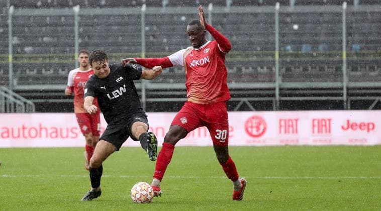 04.10.2025, xfsx, Herren, Fussball, Saison 2025 2026, Regionalliga Bayern, 12. Spieltag: FC Wuerzburger Kickers - FC Memmingen 1907 v.li.: Marius Uhl (FC Wuerzburger Kickers), Maximilian Dolinski (FC Memmingen), Tarsis Bonga (FC Wuerzburger Kickers) Wuerzburg AKON ARENA Bayern Deutschland
