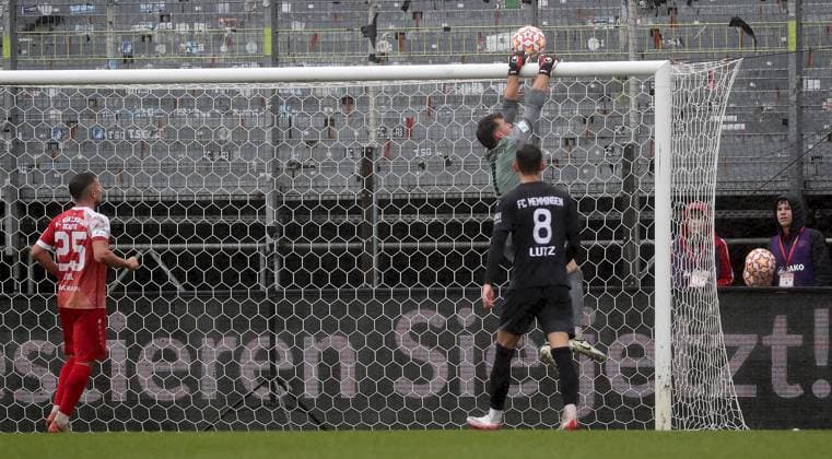 04.10.2025, xfsx, Herren, Fussball, Saison 2025 2026, Regionalliga Bayern, 12. Spieltag: FC Wuerzburger Kickers - FC Memmingen 1907 v.li.: Dominik Meisel (FC Wuerzburger Kickers), Johann Hipper (FC Wuerzburger Kickers), Fabian Lutz (FC Memmingen) Wuerzburg AKON ARENA Bayern Deutschland