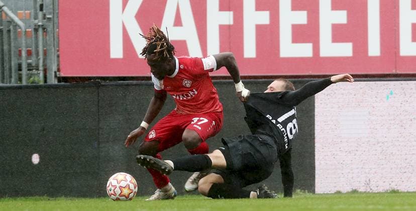 04.10.2025, xfsx, Herren, Fussball, Saison 2025 2026, Regionalliga Bayern, 12. Spieltag: FC Wuerzburger Kickers - FC Memmingen 1907 v.li.: Eliot Muteba (FC Wuerzburger Kickers), Kim-Bryan Paschek (FC Memmingen) Wuerzburg AKON ARENA Bayern Deutschland