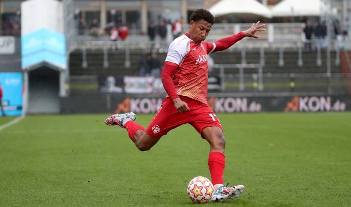 04.10.2025, xfsx, Herren, Fussball, Saison 2025 2026, Regionalliga Bayern, 12. Spieltag: FC Wuerzburger Kickers - FC Memmingen 1907 v.li.: Liam Omore (FC Wuerzburger Kickers), Freisteller, Einzelbild, Aktion Wuerzburg AKON ARENA Bayern Deutschland