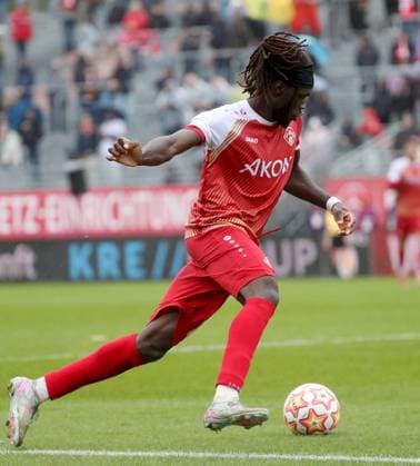 04.10.2025, xfsx, Herren, Fussball, Saison 2025 2026, Regionalliga Bayern, 12. Spieltag: FC Wuerzburger Kickers - FC Memmingen 1907 v.li.: Cherif Cisse (FC Wuerzburger Kickers), Freisteller, Einzelbild, Aktion Wuerzburg AKON ARENA Bayern Deutschland