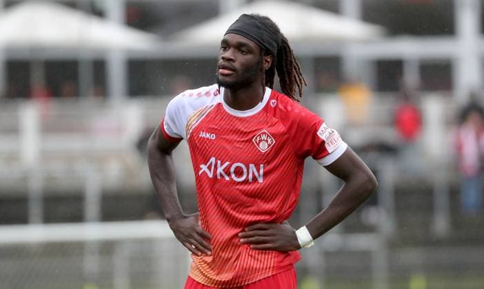 04.10.2025, xfsx, Herren, Fussball, Saison 2025 2026, Regionalliga Bayern, 12. Spieltag: FC Wuerzburger Kickers - FC Memmingen 1907 v.li.: Cherif Cisse (FC Wuerzburger Kickers) nachdenklich schauend, Einzelbild Wuerzburg AKON ARENA Bayern Deutschland