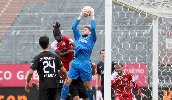 04.10.2025, xfsx, Herren, Fussball, Saison 2025 2026, Regionalliga Bayern, 12. Spieltag: FC Wuerzburger Kickers - FC Memmingen 1907 v.li.: David Guenes (FC Memmingen), Cherif Cisse (FC Wuerzburger Kickers), Dominik Dewein (FC Memmingen) Wuerzburg AKON ARENA Bayern Deutschland