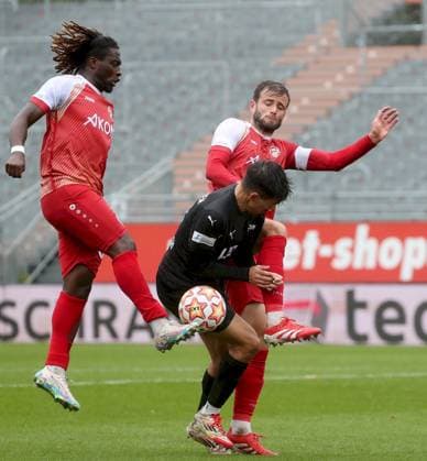 04.10.2025, xfsx, Herren, Fussball, Saison 2025 2026, Regionalliga Bayern, 12. Spieltag: FC Wuerzburger Kickers - FC Memmingen 1907 v.li.: Eliot Muteba (FC Wuerzburger Kickers), Nico Nollenberger (FC Memmingen), Daniel Haegele (FC Wuerzburger Kickers) Wuerzburg AKON ARENA Bayern Deutschland