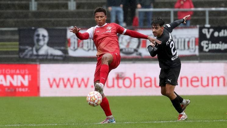 04.10.2025, xfsx, Herren, Fussball, Saison 2025 2026, Regionalliga Bayern, 12. Spieltag: FC Wuerzburger Kickers - FC Memmingen 1907 v.li.: Liam Omore (FC Wuerzburger Kickers), Nico Nollenberger (FC Memmingen) Wuerzburg AKON ARENA Bayern Deutschland