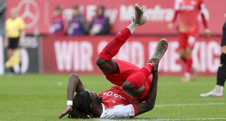 04.10.2025, xfsx, Herren, Fussball, Saison 2025 2026, Regionalliga Bayern, 12. Spieltag: FC Wuerzburger Kickers - FC Memmingen 1907 v.li.: Cherif Cisse (FC Wuerzburger Kickers) mit Schmerzen nach einem Foul, racked with pain, Freisteller, Einzelbild, Aktion Wuerzburg AKON ARENA Bayern Deutschland