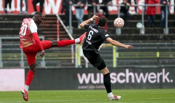 04.10.2025, xfsx, Herren, Fussball, Saison 2025 2026, Regionalliga Bayern, 12. Spieltag: FC Wuerzburger Kickers - FC Memmingen 1907 v.li.: Tarsis Bonga (FC Wuerzburger Kickers), David Bauer (FC Memmingen) Wuerzburg AKON ARENA Bayern Deutschland