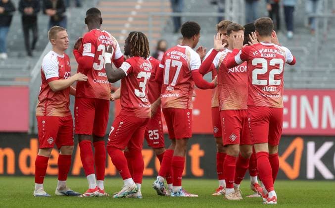 04.10.2025, xfsx, Herren, Fussball, Saison 2025 2026, Regionalliga Bayern, 12. Spieltag: FC Wuerzburger Kickers - FC Memmingen 1907 v.li.: Spieler des FC Wuerzburger Kickers schwoeren sich vor dem Spiel ein Wuerzburg AKON ARENA Bayern Deutschland
