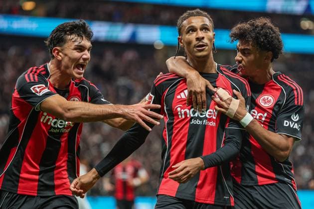 Fußball 1. Bundesliga - Eintracht Frankfurt - FC Bayern München am 04.10.2025 im Deutsche Bank Park in Frankfurt Jubel, Torjubel, Torschuetze, Torschütze Jean Matteo Bahoya (Frankfurt 19) jubelt nach seinem vermeintlichen Tor zum 1 zu 1 mit der Mannschaft , hier mit Can Uzun (Frankfurt 42) und Nathaniel Nene Brown (Frankfurt 21) , das Tor wurde jedoch durch den VAR und den Schiedsrichter Daniel Siebert aberkannt