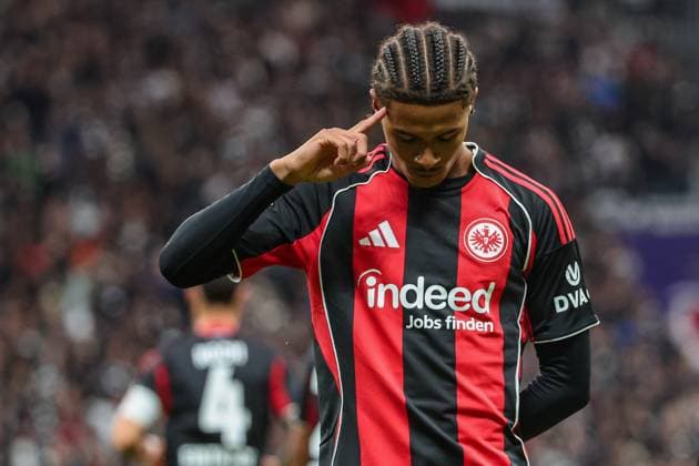 Fußball 1. Bundesliga - Eintracht Frankfurt - FC Bayern München am 04.10.2025 im Deutsche Bank Park in Frankfurt Jubel, Torjubel, Torschuetze, Torschütze Jean Matteo Bahoya (Frankfurt 19) jubelt nach seinem vermeintlichen Tor zum 1 zu 1 , das Tor wurde jedoch durch den VAR und den Schiedsrichter Daniel Siebert aberkannt