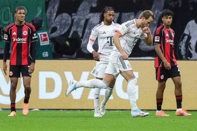 Fußball 1. Bundesliga - Eintracht Frankfurt - FC Bayern München am 04.10.2025 im Deutsche Bank Park in Frankfurt Jubel, Torjubel, Torschuetze, Torschütze Harry Kane (Muenchen 9) jubelt nach seinem Tor zum 0 zu 2 , Jean Matteo Bahoya (Frankfurt 19) und Nathaniel Nene Brown (Frankfurt 21) schauen der Szenerie zu