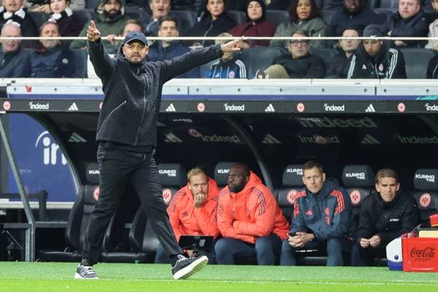 Fußball 1. Bundesliga - Eintracht Frankfurt - FC Bayern München am 04.10.2025 im Deutsche Bank Park in Frankfurt Trainer Vincent Kompany (Muenchen) gestikuliert