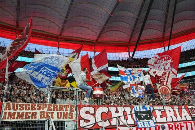 Fußball 1. Bundesliga - Eintracht Frankfurt - FC Bayern München am 04.10.2025 im Deutsche Bank Park in Frankfurt Die mitgereisten Fans des FC Bayern München Muenchen schwenken im Gästeblock Fahnen
