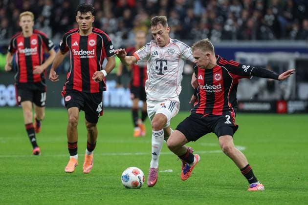 Fußball 1. Bundesliga - Eintracht Frankfurt - FC Bayern München am 04.10.2025 im Deutsche Bank Park in Frankfurt Joshua Kimmich (Muenchen 6) gegen Jonathan Jonny Burkardt (Frankfurt 9)