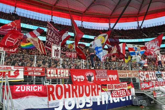 Fußball 1. Bundesliga - Eintracht Frankfurt - FC Bayern München am 04.10.2025 im Deutsche Bank Park in Frankfurt Die mitgereisten Fans des FC Bayern München Muenchen schwenken im Gästeblock Fahnen