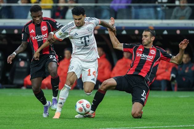 Fußball 1. Bundesliga - Eintracht Frankfurt - FC Bayern München am 04.10.2025 im Deutsche Bank Park in Frankfurt Luis Diaz (Muenchen 14) gegen Aurelio Gabriel Ulineia Buta (Frankfurt 24) und Ellyes Skhiri (Frankfurt 15)