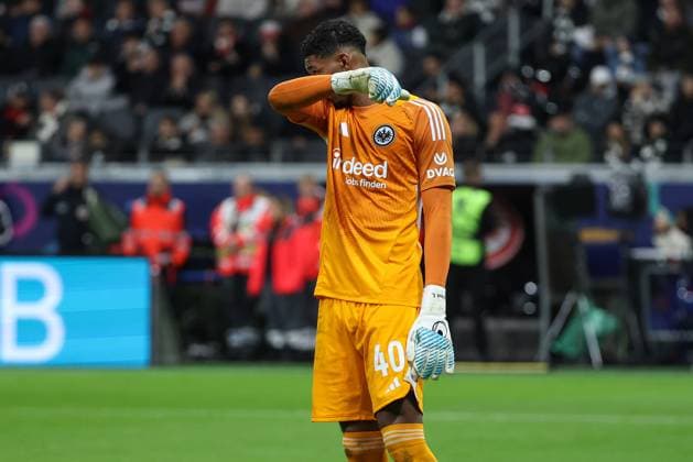 Fußball 1. Bundesliga - Eintracht Frankfurt - FC Bayern München am 04.10.2025 im Deutsche Bank Park in Frankfurt Torwart Kaua Morais Vieira dos Santos (Frankfurt 40) unzufrieden, enttäuscht, enttaeuscht, niedergeschlagen