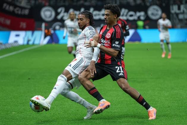 Fußball 1. Bundesliga - Eintracht Frankfurt - FC Bayern München am 04.10.2025 im Deutsche Bank Park in Frankfurt Michael Olise (Muenchen 17) gegen Nathaniel Nene Brown (Frankfurt 21)
