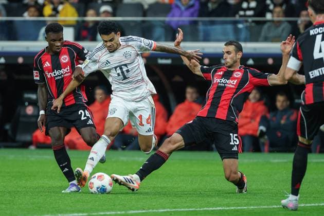 Fußball 1. Bundesliga - Eintracht Frankfurt - FC Bayern München am 04.10.2025 im Deutsche Bank Park in Frankfurt Luis Diaz (Muenchen 14) gegen Aurelio Gabriel Ulineia Buta (Frankfurt 24) und Ellyes Skhiri (Frankfurt 15)