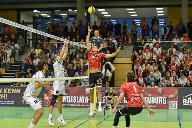 Milan Kvrzic (TV Rottenburg, 07) stellt den Ball. rechts Dominik Marjanovic (TV Rottenburg, 01), links hinter dem Netz Raffael Nervo (SV Schwaig, 15) und Simon Miller (SV Schwaig, 18) TV Rottenburg vs. SV Schwaig, Volleyball, 2. Bundesliga Sued, 3. Spieltag, Spiel 5524, Saison 2025 2026, 04.10.2025, TV Rottenburg vs. SV Schwaig, Volleyball, 2. Bundesliga Sued, 3. Spieltag, Spiel 5524, Saison 2025 2026, 04.10.2025 Rottenburg Copyright: xEibner-Pressefoto RalphxKunzex EP_RKE