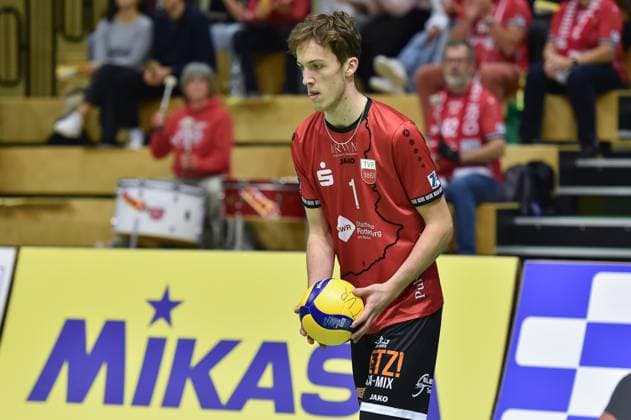 Dominik Marjanovic (TV Rottenburg, 01) beim Aufschlag TV Rottenburg vs. SV Schwaig, Volleyball, 2. Bundesliga Sued, 3. Spieltag, Spiel 5524, Saison 2025 2026, 04.10.2025, TV Rottenburg vs. SV Schwaig, Volleyball, 2. Bundesliga Sued, 3. Spieltag, Spiel 5524, Saison 2025 2026, 04.10.2025 Rottenburg Copyright: xEibner-Pressefoto RalphxKunzex EP_RKE