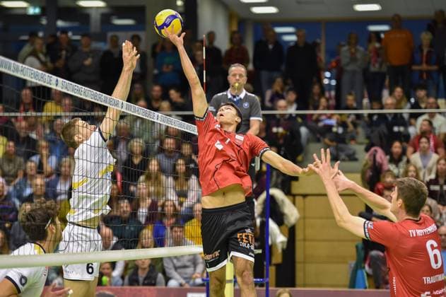 Milan Kvrzic (TV Rottenburg, 07) macht sich lang, links Max Bibrack (SV Schwaig, 06), rechts Maik Trautmann (TV Rottenburg, 06) TV Rottenburg vs. SV Schwaig, Volleyball, 2. Bundesliga Sued, 3. Spieltag, Spiel 5524, Saison 2025 2026, 04.10.2025, TV Rottenburg vs. SV Schwaig, Volleyball, 2. Bundesliga Sued, 3. Spieltag, Spiel 5524, Saison 2025 2026, 04.10.2025 Rottenburg Copyright: xEibner-Pressefoto RalphxKunzex EP_RKE