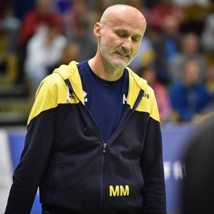 Milan Maric (SV Schwaig, Trainer) ist nicht ganz zufrieden TV Rottenburg vs. SV Schwaig, Volleyball, 2. Bundesliga Sued, 3. Spieltag, Spiel 5524, Saison 2025 2026, 04.10.2025, TV Rottenburg vs. SV Schwaig, Volleyball, 2. Bundesliga Sued, 3. Spieltag, Spiel 5524, Saison 2025 2026, 04.10.2025 Rottenburg Copyright: xEibner-Pressefoto RalphxKunzex EP_RKE
