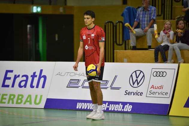 Milan Kvrzic (TV Rottenburg, 07) konzentriert sich fuer den Aufschlag TV Rottenburg vs. SV Schwaig, Volleyball, 2. Bundesliga Sued, 3. Spieltag, Spiel 5524, Saison 2025 2026, 04.10.2025, TV Rottenburg vs. SV Schwaig, Volleyball, 2. Bundesliga Sued, 3. Spieltag, Spiel 5524, Saison 2025 2026, 04.10.2025 Rottenburg Copyright: xEibner-Pressefoto RalphxKunzex EP_RKE
