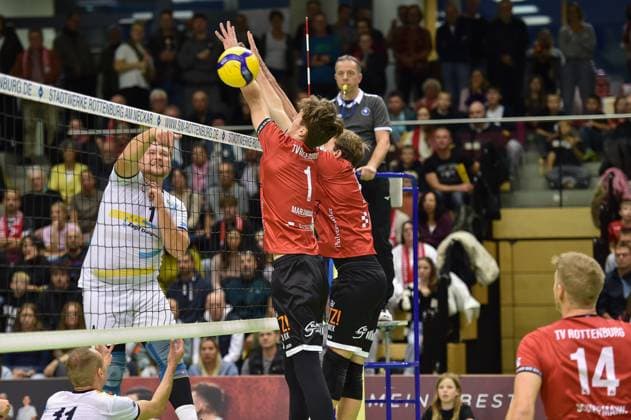 Yannick Klement (SV Schwaig, 01) ueberwindet den Rotenburger Block aus Dominik Marjanovic (TV Rottenburg, 01) und Jannik Lehmann (TV Rottenburg, 10) TV Rottenburg vs. SV Schwaig, Volleyball, 2. Bundesliga Sued, 3. Spieltag, Spiel 5524, Saison 2025 2026, 04.10.2025, TV Rottenburg vs. SV Schwaig, Volleyball, 2. Bundesliga Sued, 3. Spieltag, Spiel 5524, Saison 2025 2026, 04.10.2025 Rottenburg Copyright: xEibner-Pressefoto RalphxKunzex EP_RKE