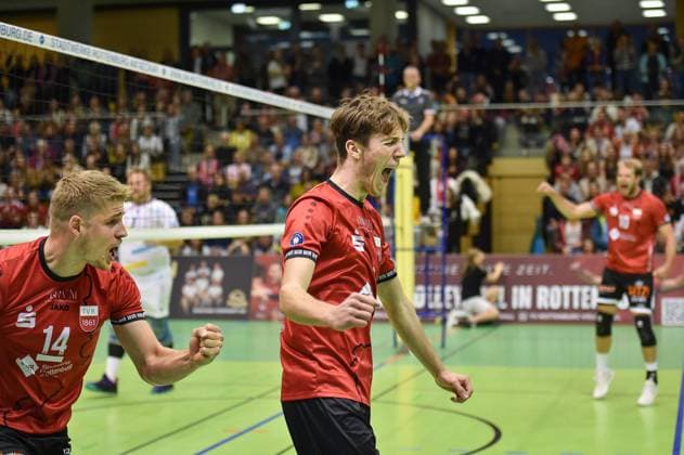 Timon Schippmann (TV Rottenburg, 14) und Dominik Marjanovic (TV Rottenburg, 01) freuen sich ueber einen gelungenen Block, im Hintergrund Jannik Lehmann (TV Rottenburg, 10) TV Rottenburg vs. SV Schwaig, Volleyball, 2. Bundesliga Sued, 3. Spieltag, Spiel 5524, Saison 2025 2026, 04.10.2025, TV Rottenburg vs. SV Schwaig, Volleyball, 2. Bundesliga Sued, 3. Spieltag, Spiel 5524, Saison 2025 2026, 04.10.2025 Rottenburg Copyright: xEibner-Pressefoto RalphxKunzex EP_RKE