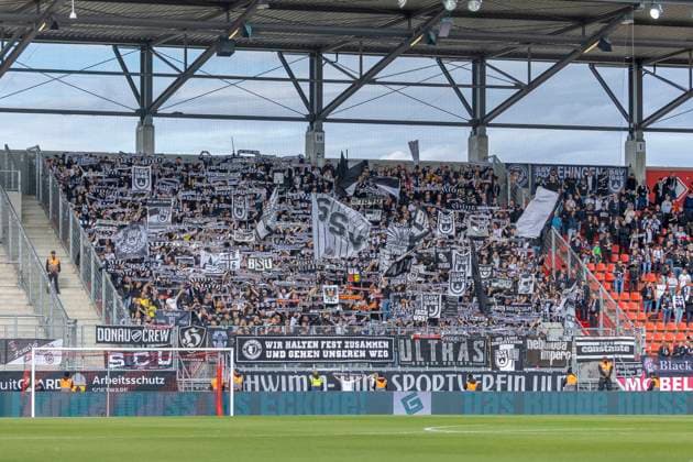 Ingolstadt, Deutschland 04. Oktober 2025: 3. Liga - 2025 2026 - FC Ingolstadt 04 vs. SSV Ulm Im Bild: Die Fans des SSV Ulm schwenke Fahnen und zeigen ihre Schals DFB regulations prohibit any use of photographs as image sequences and or quasi-video Audi Sportpark Bayern Copyright: xFotostandx xSchäferx