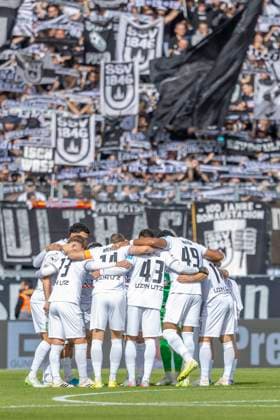 Ingolstadt, Deutschland 04. Oktober 2025: 3. Liga - 2025 2026 - FC Ingolstadt 04 vs. SSV Ulm Im Bild: Die Spieler vom SSV Ulm bilden einen Mannschaftskreis zum Schulterschluss. DFB regulations prohibit any use of photographs as image sequences and or quasi-video Audi Sportpark Bayern Copyright: xFotostandx xSchäferx