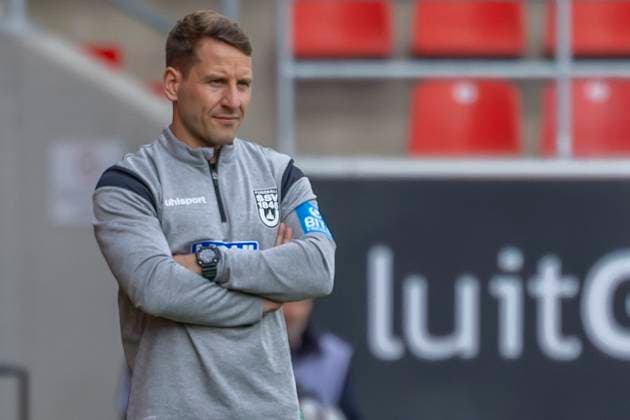 Ingolstadt, Deutschland 04. Oktober 2025: 3. Liga - 2025 2026 - FC Ingolstadt 04 vs. SSV Ulm Im Bild: Trainer Moritz Glasbrenner (SSV) nachdenklich auf dem Spielfeld. DFB regulations prohibit any use of photographs as image sequences and or quasi-video Audi Sportpark Bayern Copyright: xFotostandx xSchäferx