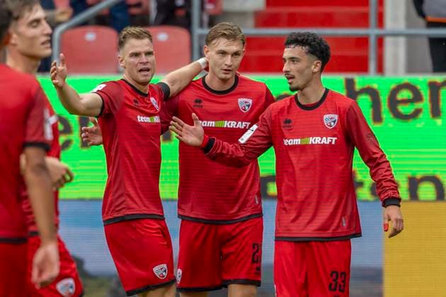 Ingolstadt, Deutschland 04. Oktober 2025: 3. Liga - 2025 2026 - FC Ingolstadt 04 vs. SSV Ulm Im Bild: v. re. Torschütze Davide-Danilo Sekulovic (FCI) jubelt nach seinem Tor zum 4:1 mit seinen Mannschaftskollegen, DFB regulations prohibit any use of photographs as image sequences and or quasi-video Audi Sportpark Bayern Copyright: xFotostandx xSchäferx