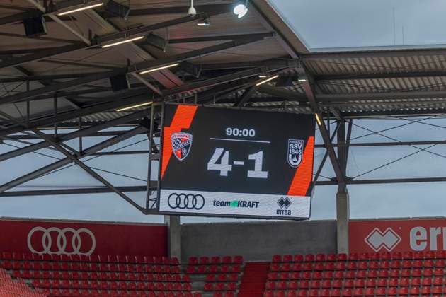Ingolstadt, Deutschland 04. Oktober 2025: 3. Liga - 2025 2026 - FC Ingolstadt 04 vs. SSV Ulm Im Bild: Die Anzeigentafel mit dem Endstand des Spiels, 4:1 DFB regulations prohibit any use of photographs as image sequences and or quasi-video Audi Sportpark Bayern Copyright: xFotostandx xSchäferx