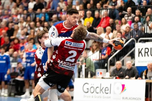 Csaba Leimeter (HBW Balingen Weilstetten, 05) gegen Frieder Bandlow (HSG Nordhorn Lingen, 02) HBW Balingen Weilstetten vs. HSG Nordhorn Lingen, Handball, 2. Bundesliga, 6. Spieltag, Saison 2025 2026, 04.10.2025 Eibner-Pressefoto Andreas Ulmer HBW Balingen Weilstetten vs. HSG Nordhorn Lingen, Handball, 2. Bundesliga, 6. Spieltag, Saison 2025 2026, 04.10.2025 Balingen Copyright: xEibner-Pressefoto AndreasxUlmerx EP_AUR