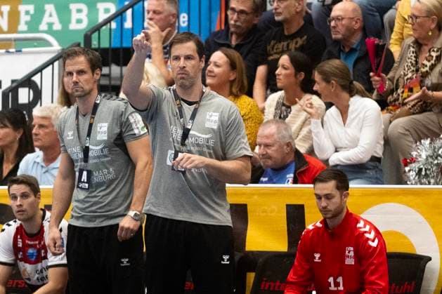 Mark Bult (HSG Nordhorn Lingen, Trainer), 2.v.l., daneben Frank Schumann, (HSG Nordhorn Lingen, Co Trainer), HBW Balingen Weilstetten vs. HSG Nordhorn Lingen, Handball, 2. Bundesliga, 6. Spieltag, Saison 2025 2026, 04.10.2025 Eibner-Pressefoto Andreas Ulmer HBW Balingen Weilstetten vs. HSG Nordhorn Lingen, Handball, 2. Bundesliga, 6. Spieltag, Saison 2025 2026, 04.10.2025 Balingen Copyright: xEibner-Pressefoto AndreasxUlmerx EP_AUR