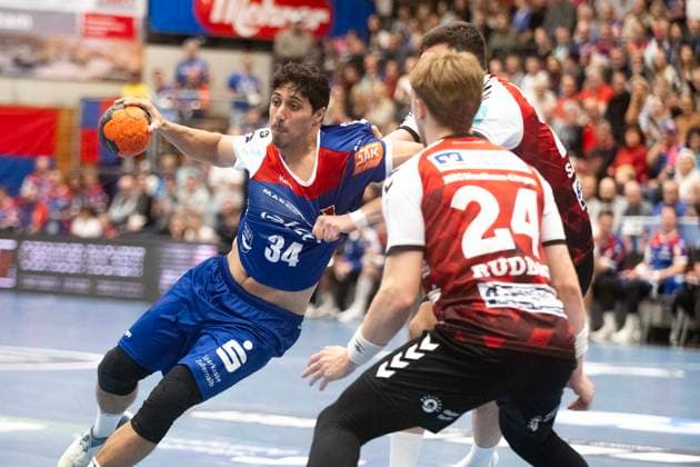 Yonatan Dayan, (HBW Balingen Weilstetten, 34), l., gegen Elias Ruddat (HSG Nordhorn Lingen, 24), HBW Balingen Weilstetten vs. HSG Nordhorn Lingen, Handball, 2. Bundesliga, 6. Spieltag, Saison 2025 2026, 04.10.2025 Eibner-Pressefoto Andreas Ulmer HBW Balingen Weilstetten vs. HSG Nordhorn Lingen, Handball, 2. Bundesliga, 6. Spieltag, Saison 2025 2026, 04.10.2025 Balingen Copyright: xEibner-Pressefoto AndreasxUlmerx EP_AUR