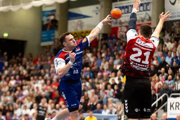 Merlin Fuss (HBW Balingen Weilstetten, 13), gegen Mika Laurin Sajenev (HSG Nordhorn Lingen, 21), HBW Balingen Weilstetten vs. HSG Nordhorn Lingen, Handball, 2. Bundesliga, 6. Spieltag, Saison 2025 2026, 04.10.2025 Eibner-Pressefoto Andreas Ulmer HBW Balingen Weilstetten vs. HSG Nordhorn Lingen, Handball, 2. Bundesliga, 6. Spieltag, Saison 2025 2026, 04.10.2025 Balingen Copyright: xEibner-Pressefoto AndreasxUlmerx EP_AUR