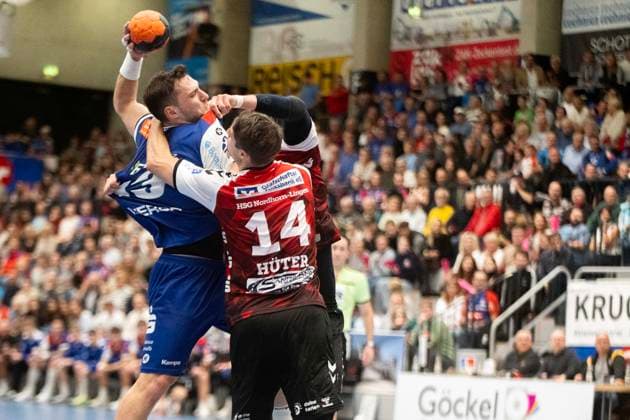 Merlin Fuss (HBW Balingen Weilstetten, 13), gegen Ian Hueter (HSG Nordhorn Lingen, 14) HBW Balingen Weilstetten vs. HSG Nordhorn Lingen, Handball, 2. Bundesliga, 6. Spieltag, Saison 2025 2026, 04.10.2025 Eibner-Pressefoto Andreas Ulmer HBW Balingen Weilstetten vs. HSG Nordhorn Lingen, Handball, 2. Bundesliga, 6. Spieltag, Saison 2025 2026, 04.10.2025 Balingen Copyright: xEibner-Pressefoto AndreasxUlmerx EP_AUR