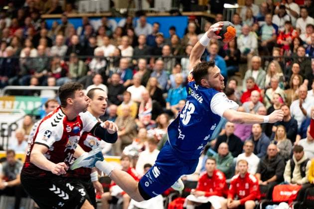 Merlin Fuss (HBW Balingen Weilstetten, 13), gegen Frieder Bandlow (HSG Nordhorn Lingen, 02), Christian Wilhelm (HSG Nordhorn Lingen, 03) HBW Balingen Weilstetten vs. HSG Nordhorn Lingen, Handball, 2. Bundesliga, 6. Spieltag, Saison 2025 2026, 04.10.2025 Eibner-Pressefoto Andreas Ulmer HBW Balingen Weilstetten vs. HSG Nordhorn Lingen, Handball, 2. Bundesliga, 6. Spieltag, Saison 2025 2026, 04.10.2025 Balingen Copyright: xEibner-Pressefoto AndreasxUlmerx EP_AUR