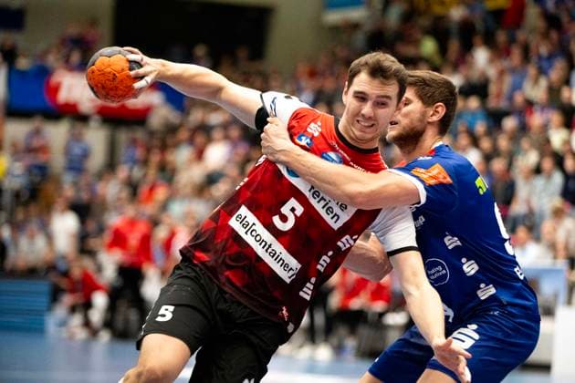 Oscar Gentzel (HSG Nordhorn Lingen, 05), gegen Georg Poehle, (HBW Balingen Weilstetten, 94), HBW Balingen Weilstetten vs. HSG Nordhorn Lingen, Handball, 2. Bundesliga, 6. Spieltag, Saison 2025 2026, 04.10.2025 Eibner-Pressefoto Andreas Ulmer HBW Balingen Weilstetten vs. HSG Nordhorn Lingen, Handball, 2. Bundesliga, 6. Spieltag, Saison 2025 2026, 04.10.2025 Balingen Copyright: xEibner-Pressefoto AndreasxUlmerx EP_AUR