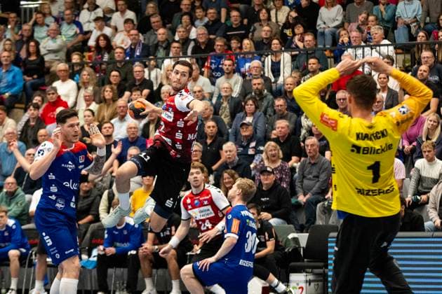 Tarek Marschall (HSG Nordhorn Lingen, 11), gegen Mateusz Kornecki (HBW Balingen Weilstetten, 01, Torwart) HBW Balingen Weilstetten vs. HSG Nordhorn Lingen, Handball, 2. Bundesliga, 6. Spieltag, Saison 2025 2026, 04.10.2025 Eibner-Pressefoto Andreas Ulmer HBW Balingen Weilstetten vs. HSG Nordhorn Lingen, Handball, 2. Bundesliga, 6. Spieltag, Saison 2025 2026, 04.10.2025 Balingen Copyright: xEibner-Pressefoto AndreasxUlmerx EP_AUR