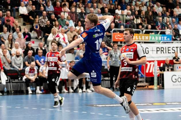Tim Gruener (HBW Balingen Weilstetten, 18), gegen Christian Wilhelm (HSG Nordhorn Lingen, 03) HBW Balingen Weilstetten vs. HSG Nordhorn Lingen, Handball, 2. Bundesliga, 6. Spieltag, Saison 2025 2026, 04.10.2025 Eibner-Pressefoto Andreas Ulmer HBW Balingen Weilstetten vs. HSG Nordhorn Lingen, Handball, 2. Bundesliga, 6. Spieltag, Saison 2025 2026, 04.10.2025 Balingen Copyright: xEibner-Pressefoto AndreasxUlmerx EP_AUR