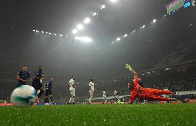 (251005) -- MILAN, Oct. 5, 2025 -- Cremonese s goalkeeper Marco Silvestri (front) fails to save the goal of Inter Milan s Federico Dimarco during a Serie A football match between Inter Milan and Cremonese in Milan, Italy, Oct. 4, 2025. (Photo by Xinhua) (SP)ITALY-MILAN-FOOTBALL-SERIE A-INTER MILAN VS CREMONESE AlbertoxLingria 