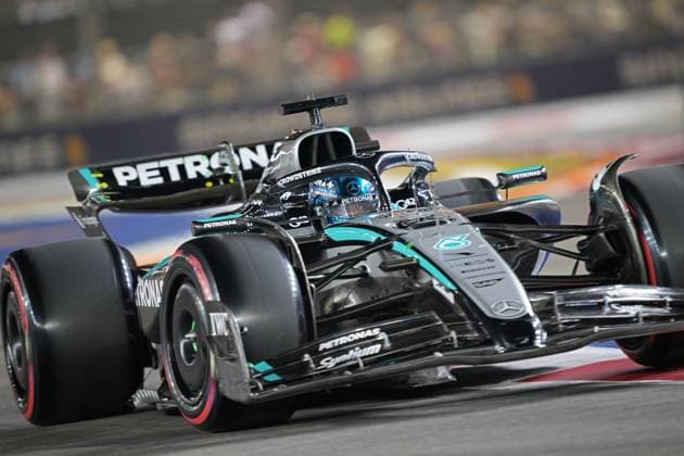 (251005) -- SINGAPORE, Oct. 5, 2025 -- Mercedes British driver George Russell drives during the qualifying session of the Formula 1 Singapore Grand Prix 2025 in Singapore, Oct. 4, 2025. (Photo by Xinhua) (SP)SINGAPORE-F1-SINGAPORE GRAND PRIX 2025-QUALIFYING ThenxChihxWey 